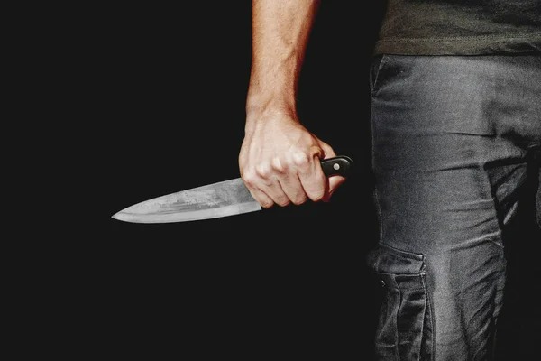 Homem é preso suspeito de ameaçar companheira com uma faca e um bastão